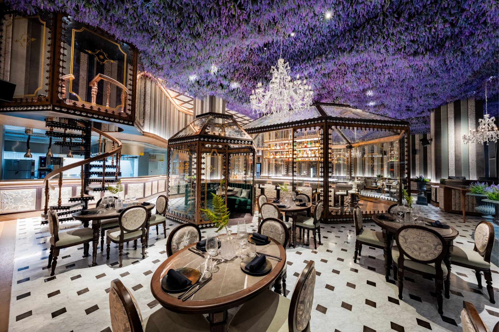 Five Luxe JBR, at the table