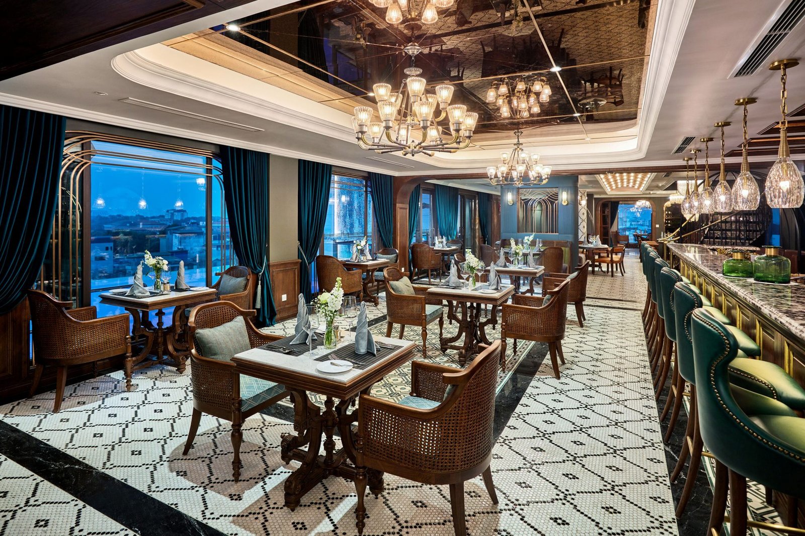 Peridot Grand Luxury Boutique Hotel, eat & drink