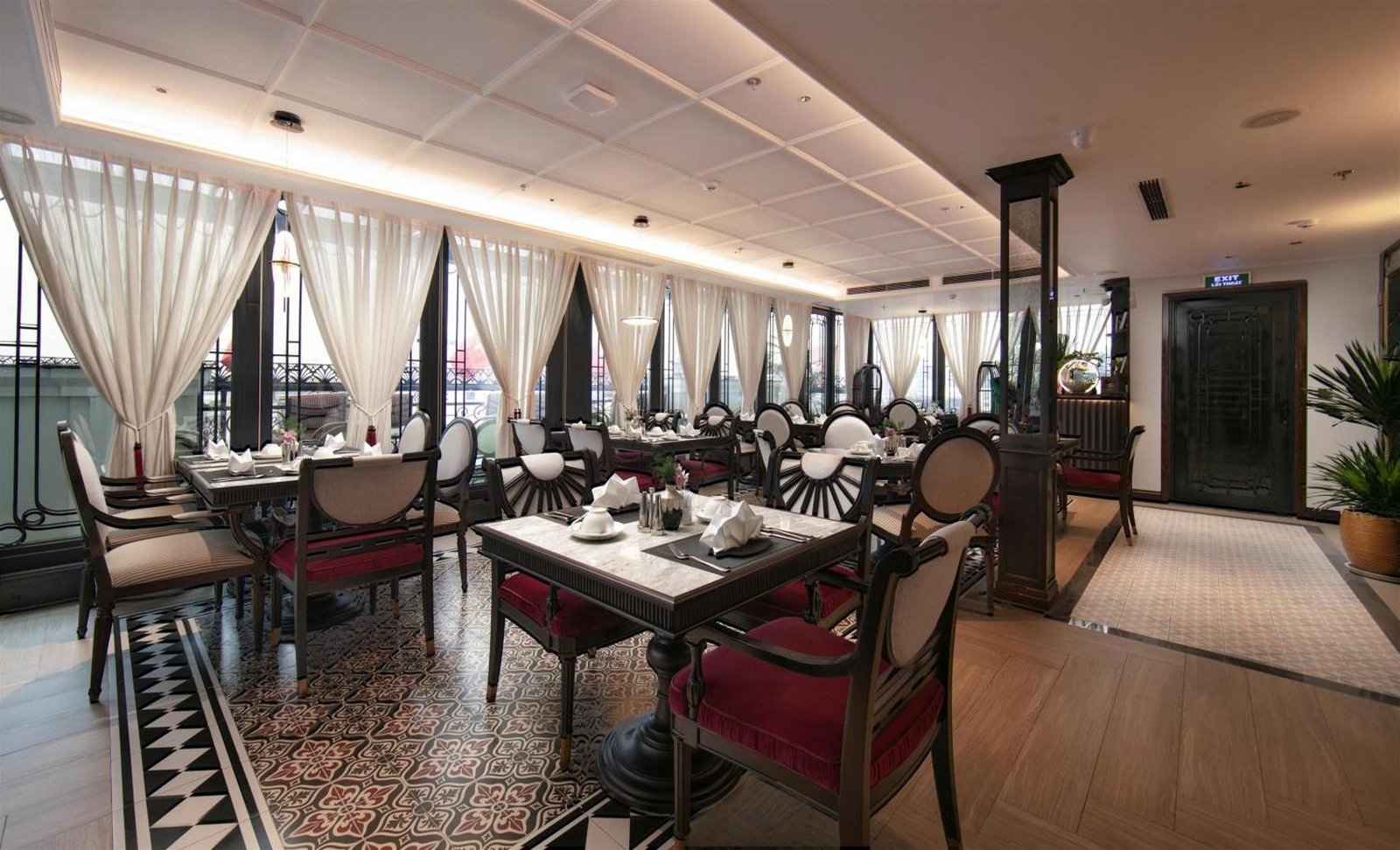 La Mejor Indochine Hotel, at the table