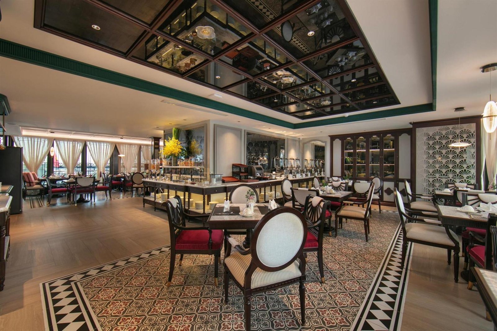 La Mejor Indochine Hotel, at the table