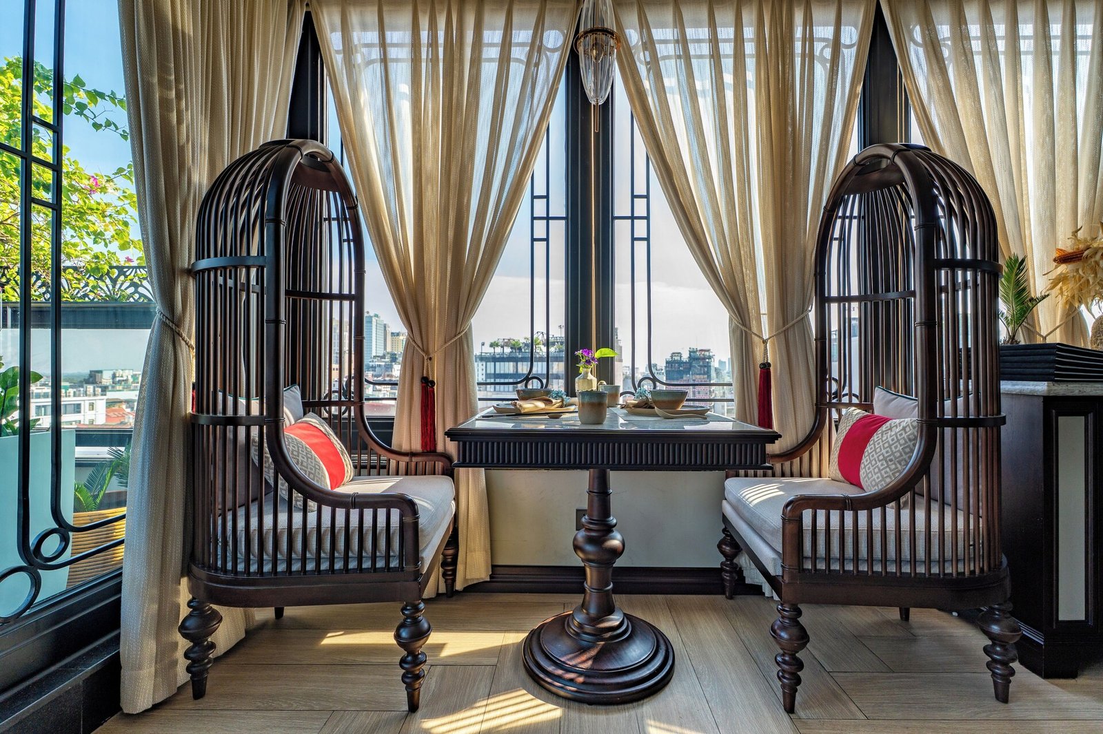 La Mejor Indochine Hotel, at the table