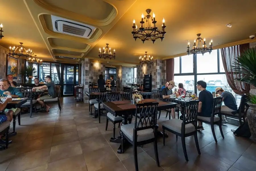 GM Premium Hotel, eat & drink