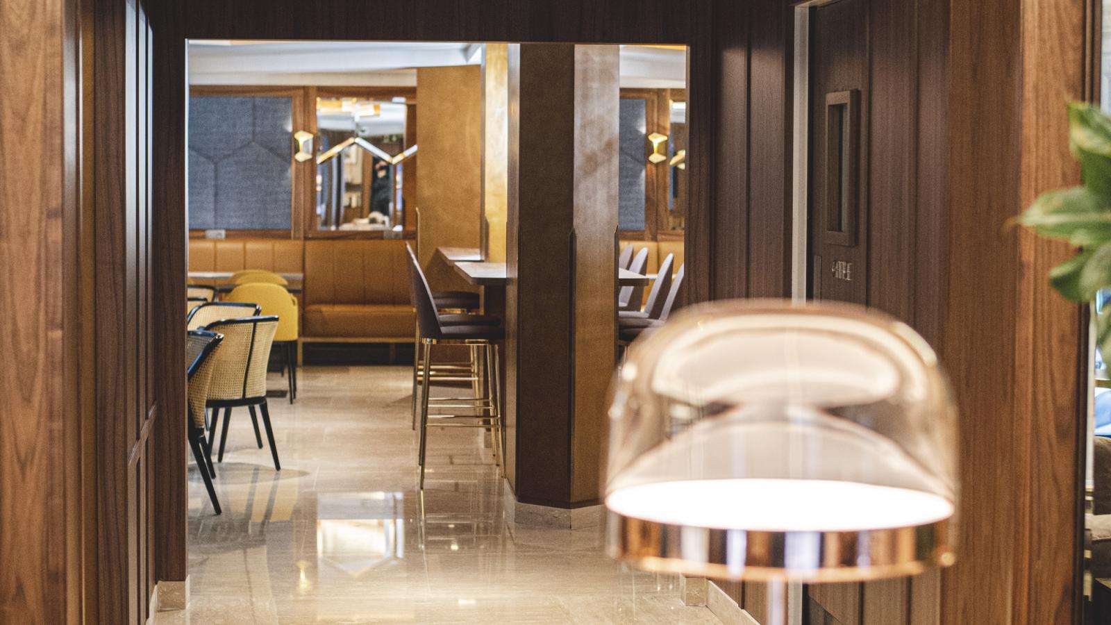Hotel Eiffel Blomet, at the table