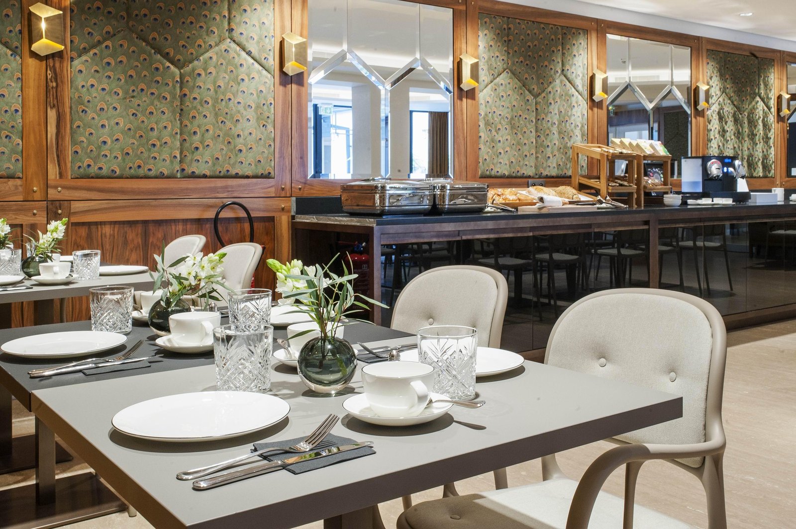 Hotel Eiffel Blomet, at the table