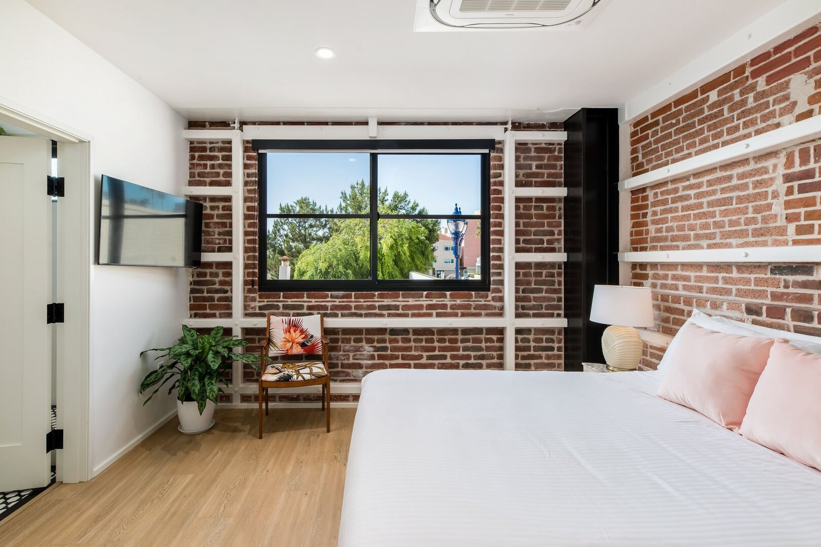 The Brick Hotel, rooms