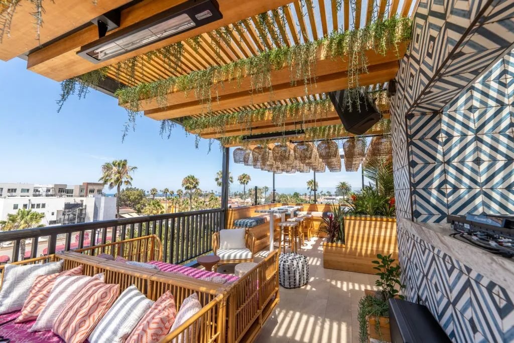 The Brick Hotel, vibe