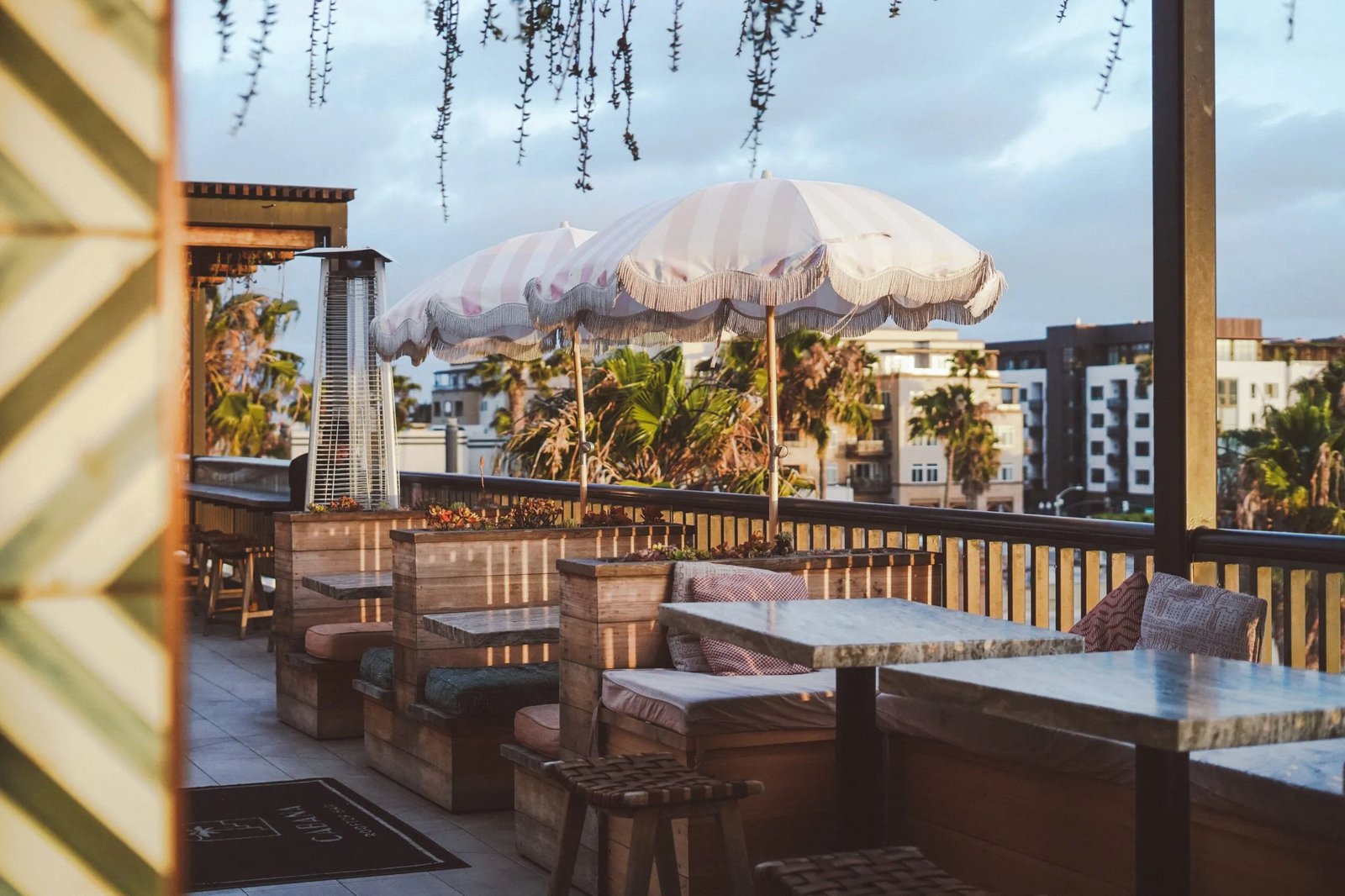 The Brick Hotel, vibe
