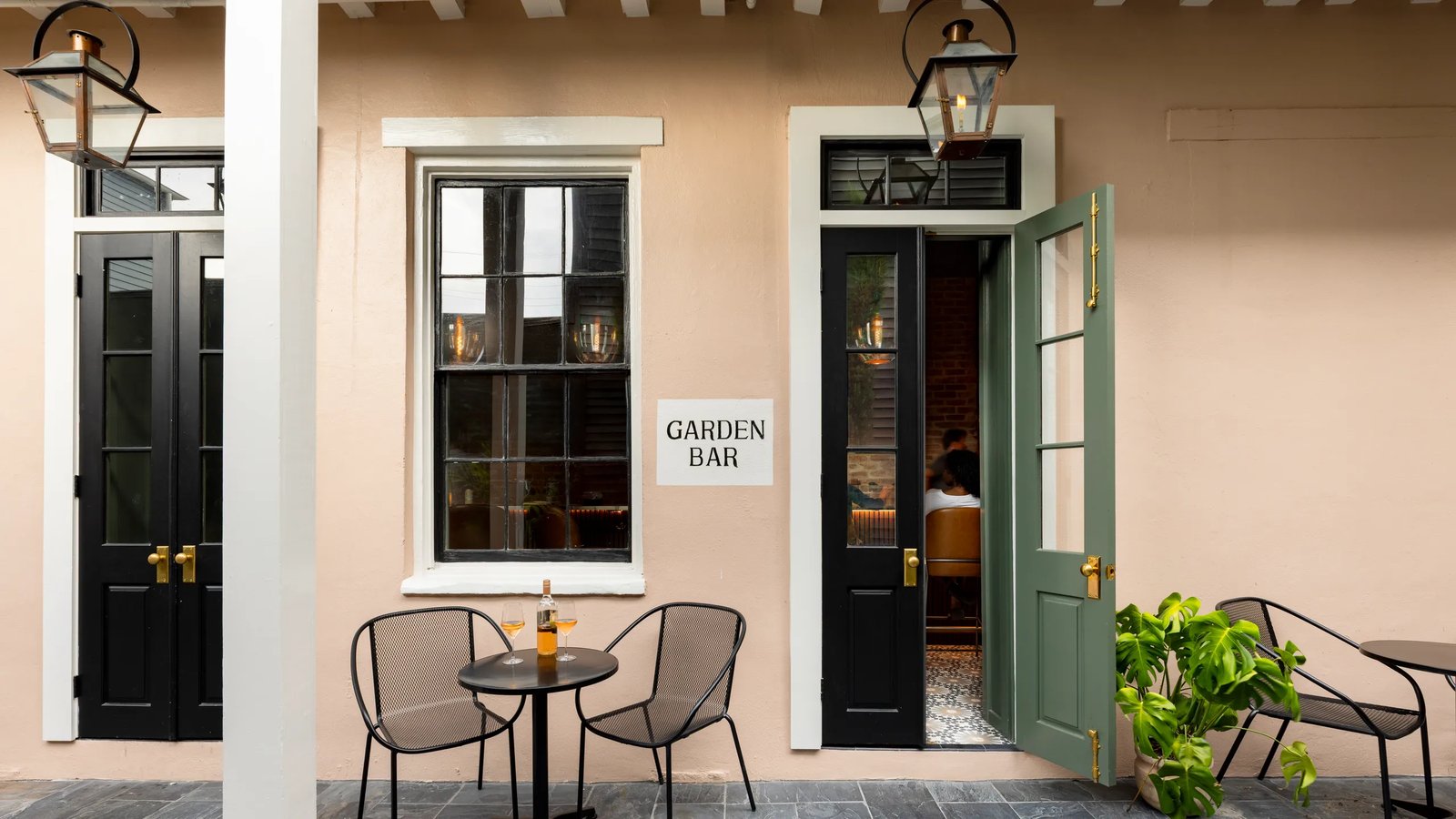 The Garden District Hotel, vibe