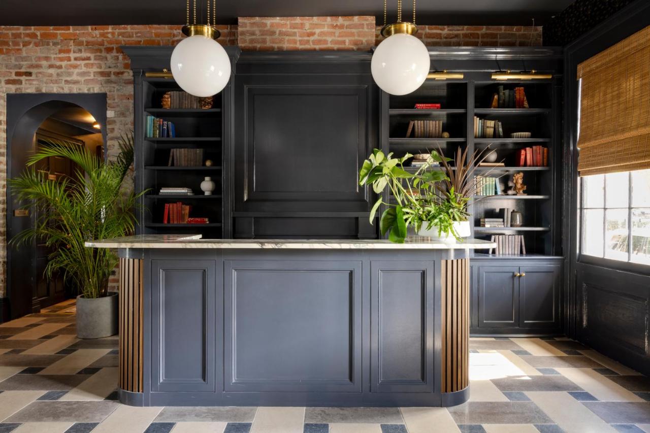 The Garden District Hotel, vibe