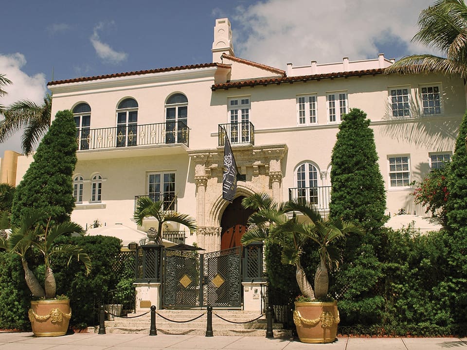 The Villa Casa Casuarina, backstory