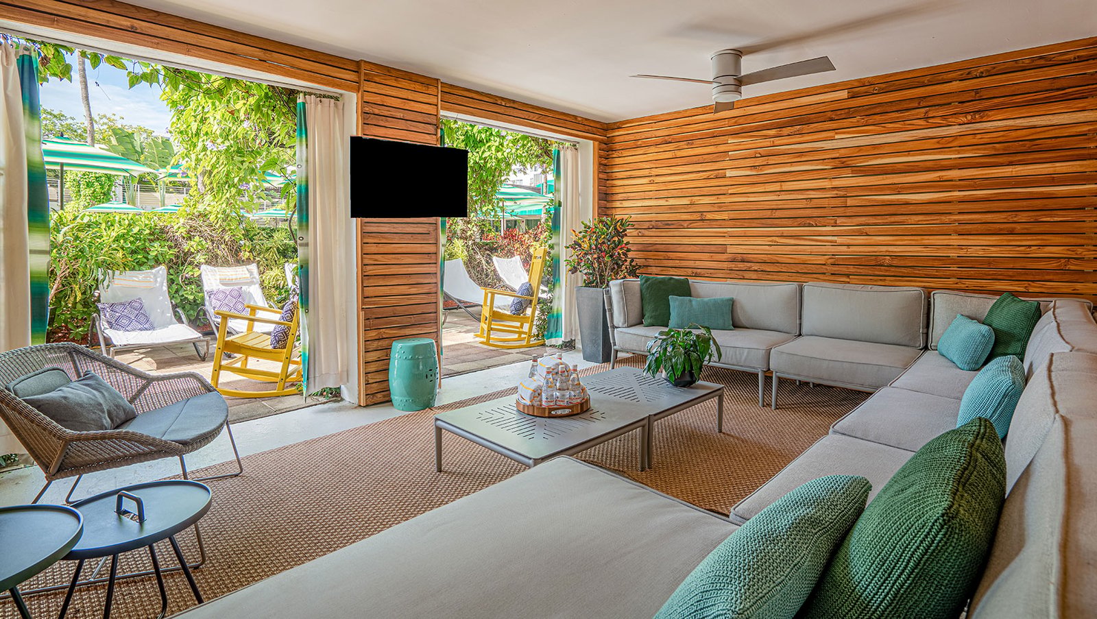 Kimpton Surfcomber Hotel, vibe
