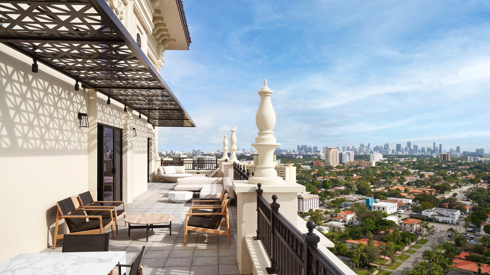 Loews Coral Gables Hotel, vibe