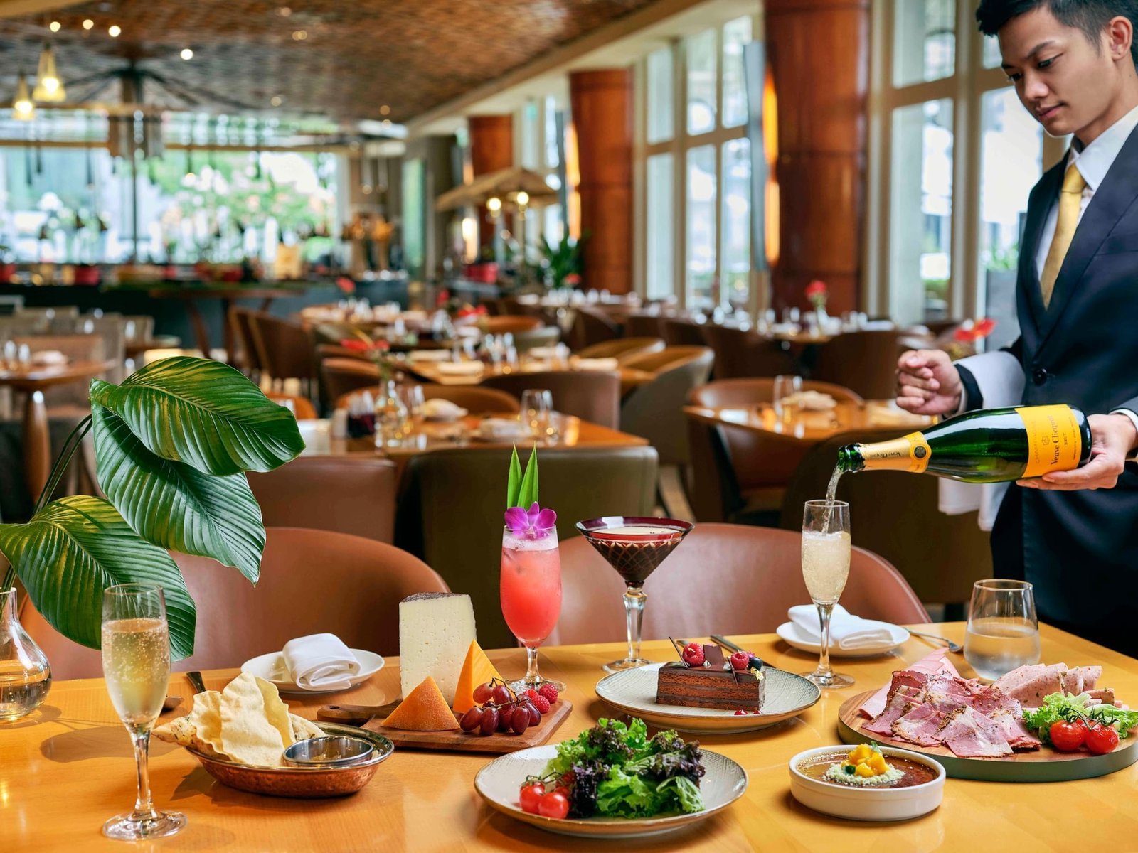 The Fullerton Hotel Singapore — eat & drink