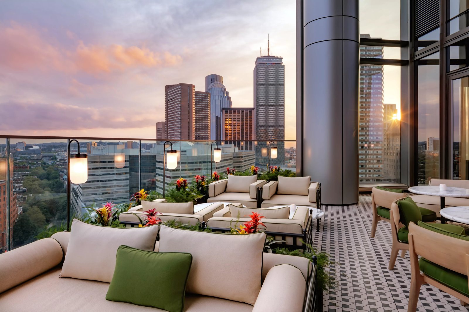 Raffles Boston, vibe