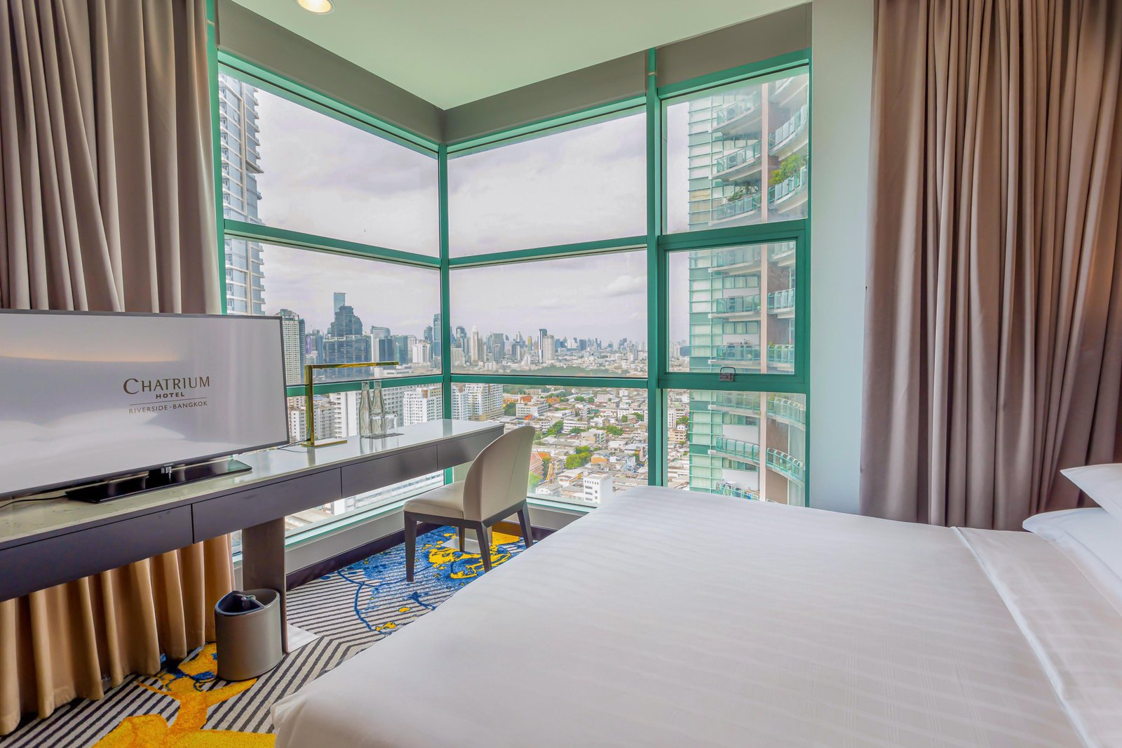 Chatrium Hotel Riverside Bangkok — vibe