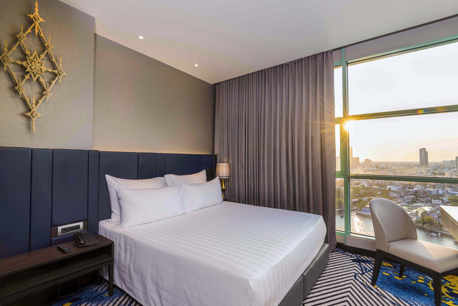 Chatrium Hotel Riverside Bangkok — vibe