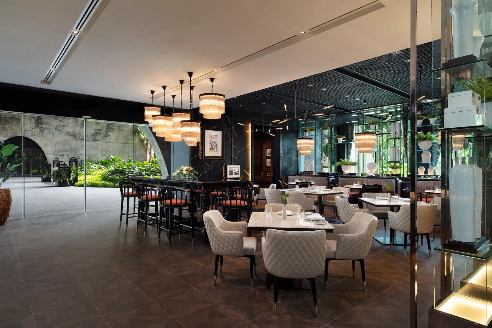 Sindhorn Kempinski Hotel, at the table