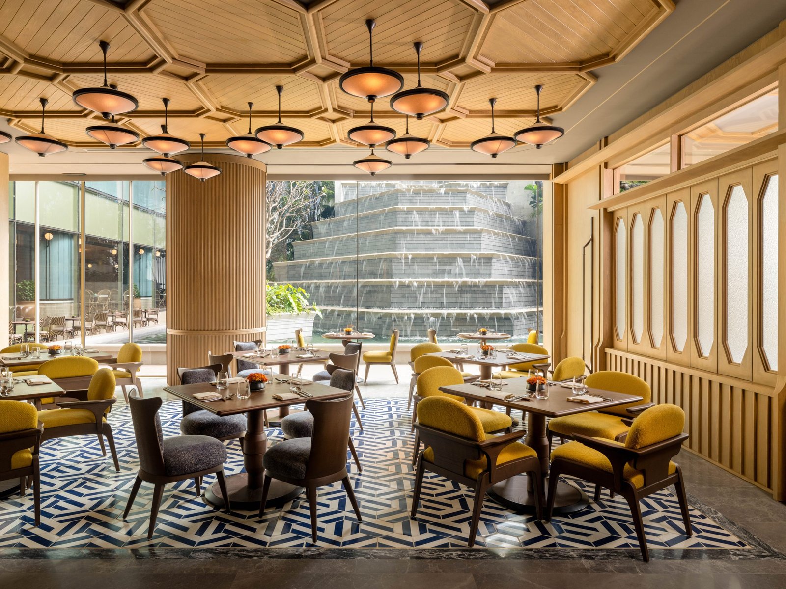 Dusit Thani Bangkok Hotel — eat & drink