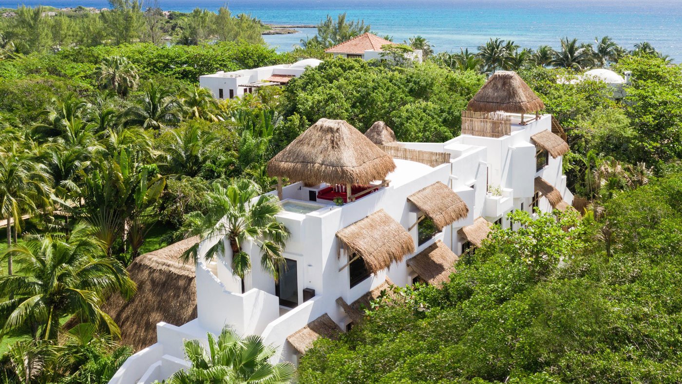 Hotel Esencia, backstory