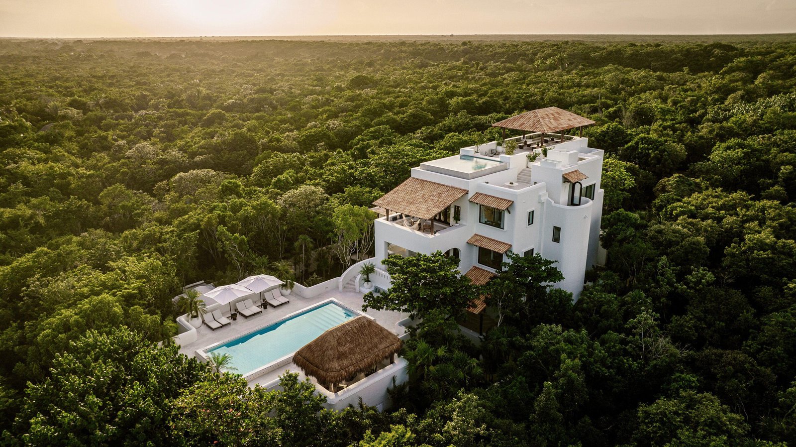 Hotel Esencia, backstory