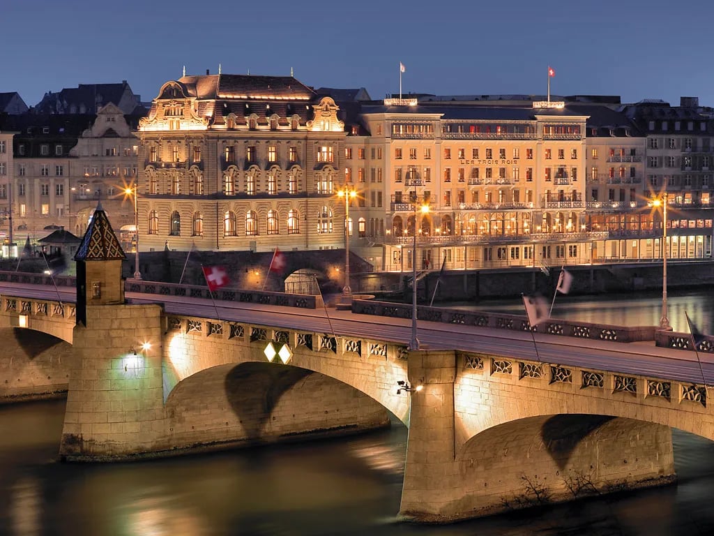 Grand Hotel Les Trois Rois, backstory