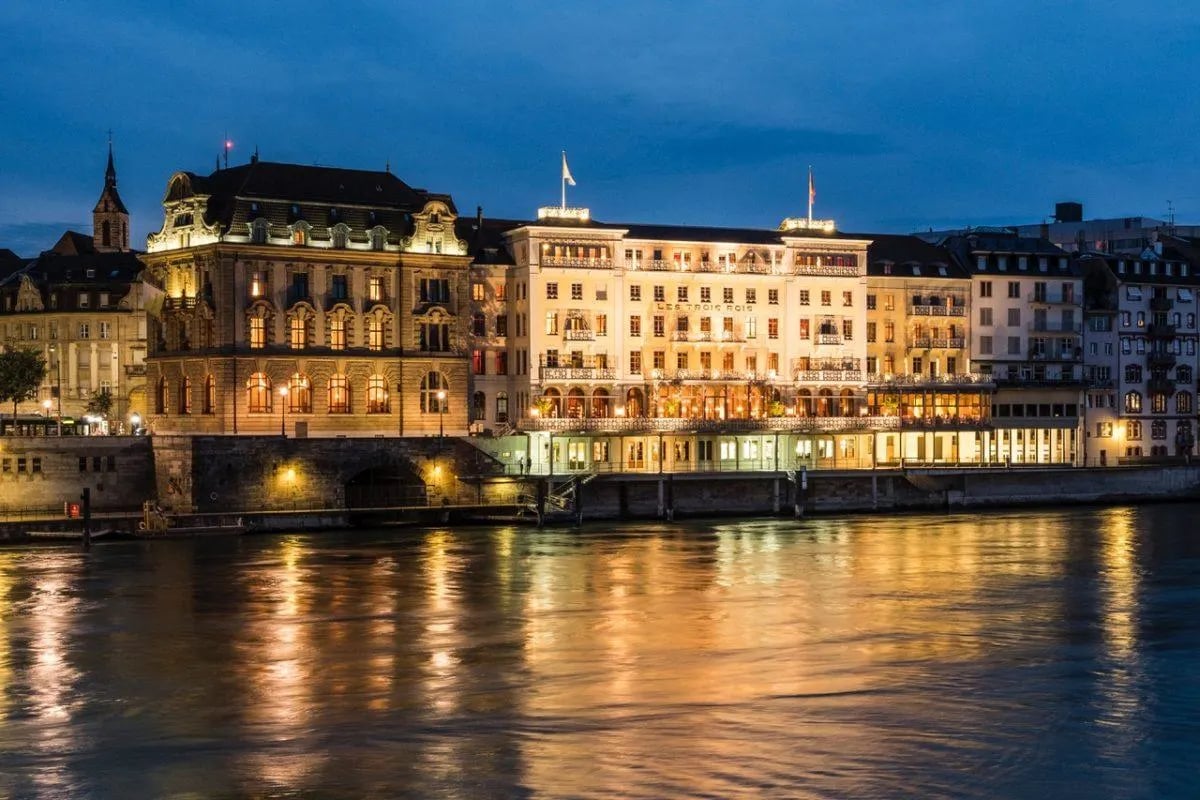 Grand Hotel Les Trois Rois, backstory
