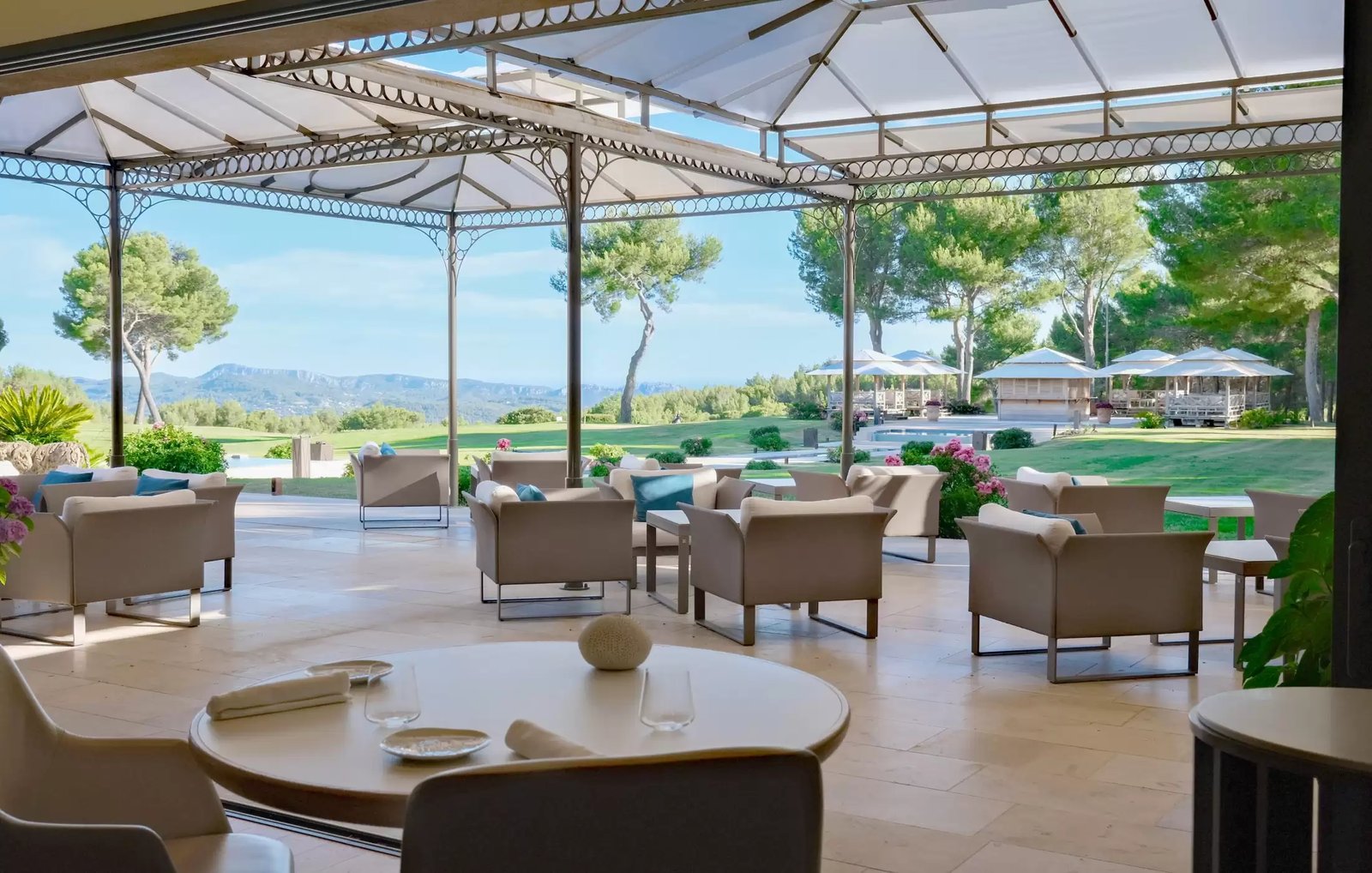 Hotel & Spa Du Castellet, at the table
