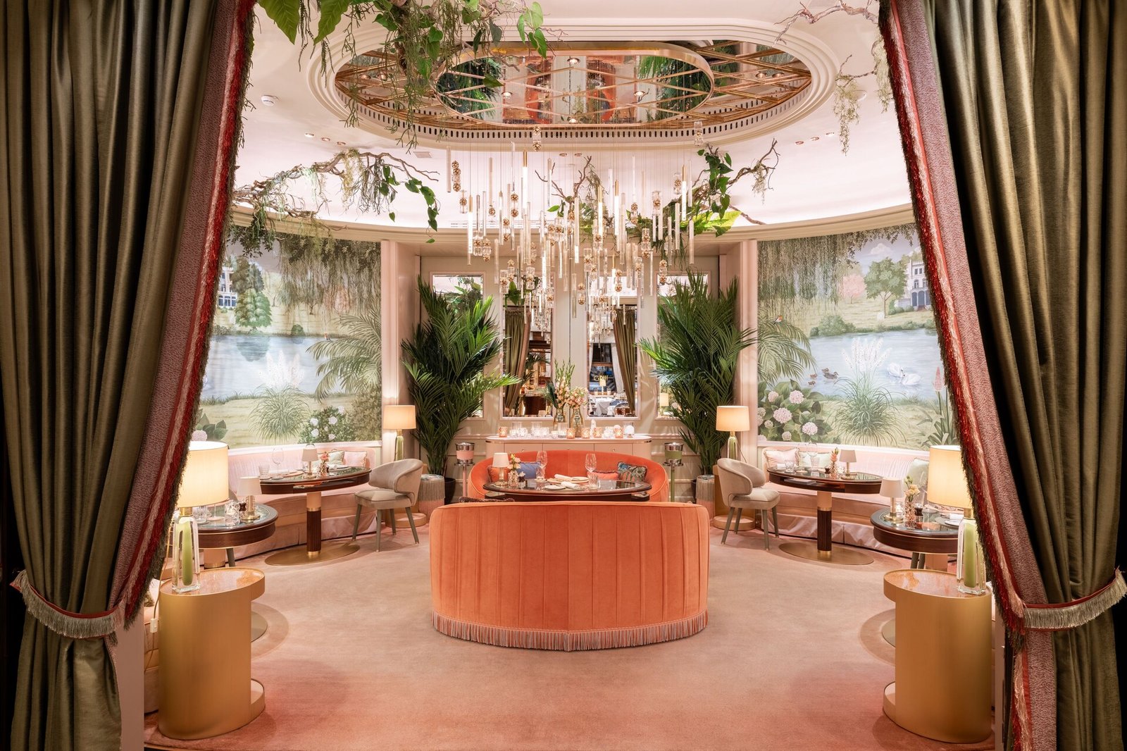Fairmont Hotel Vier Jahreszeiten, at the table