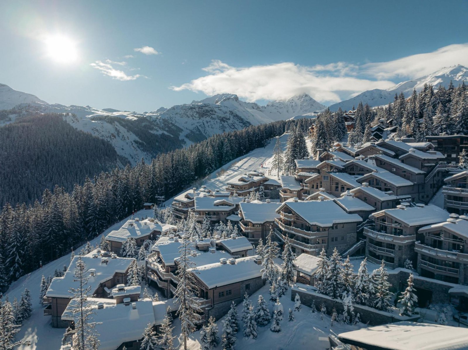 Hotel Le K2 Palace, backstory