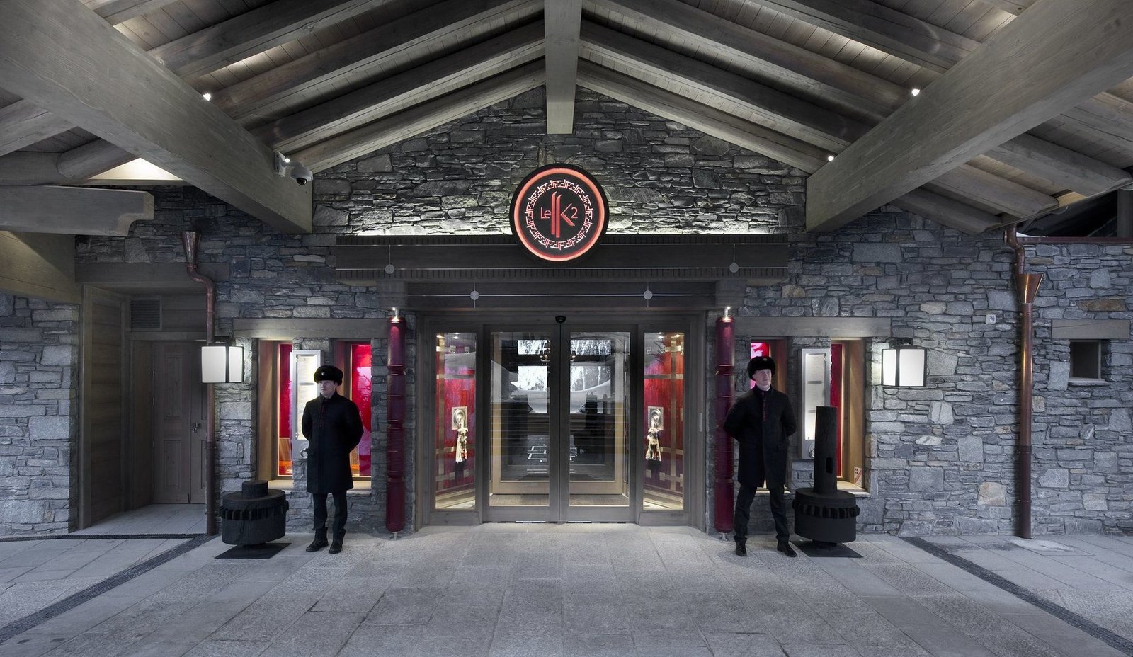Hotel Le K2 Palace, backstory