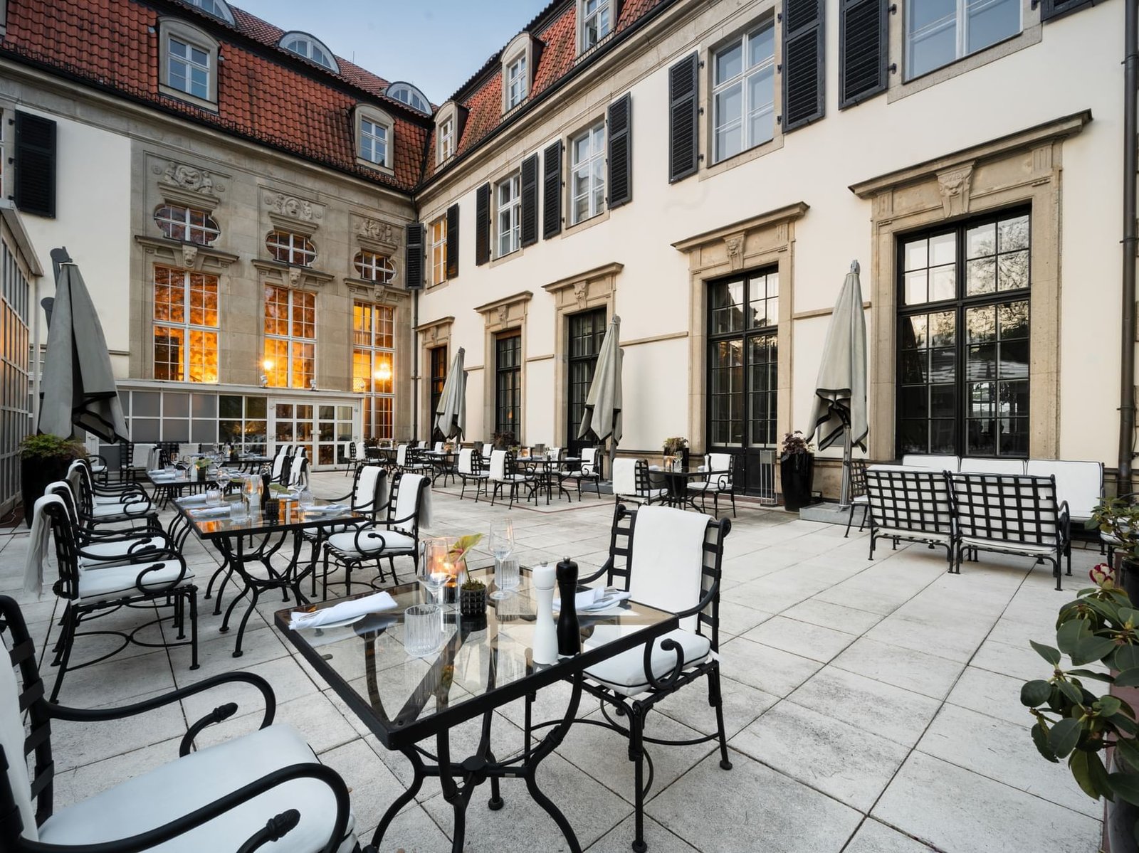 Schlosshotel Berlin, at the table