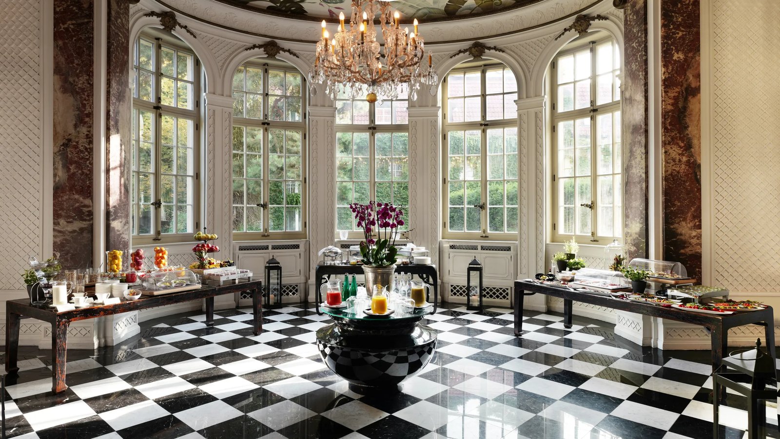 Schlosshotel Berlin, at the table