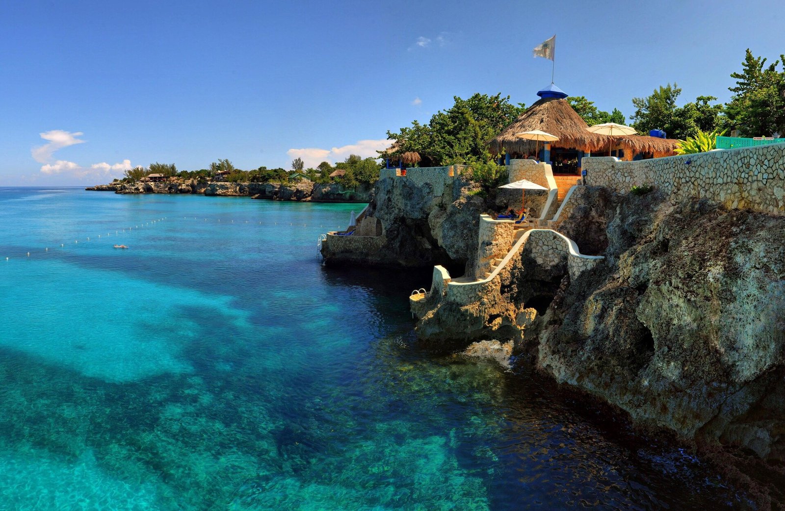 The Caves Hotel, vibe