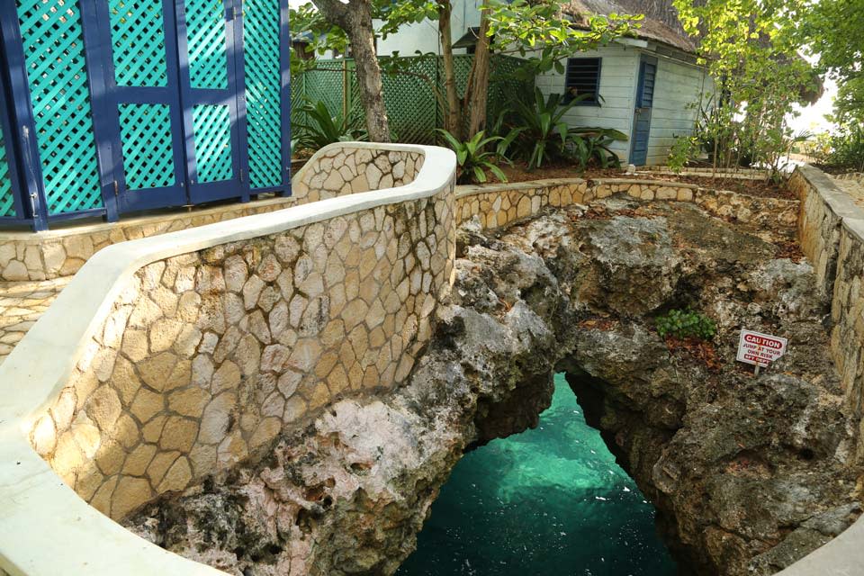 The Caves Hotel, vibe