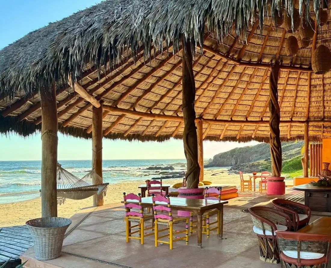 Las Alamandas, at the table
