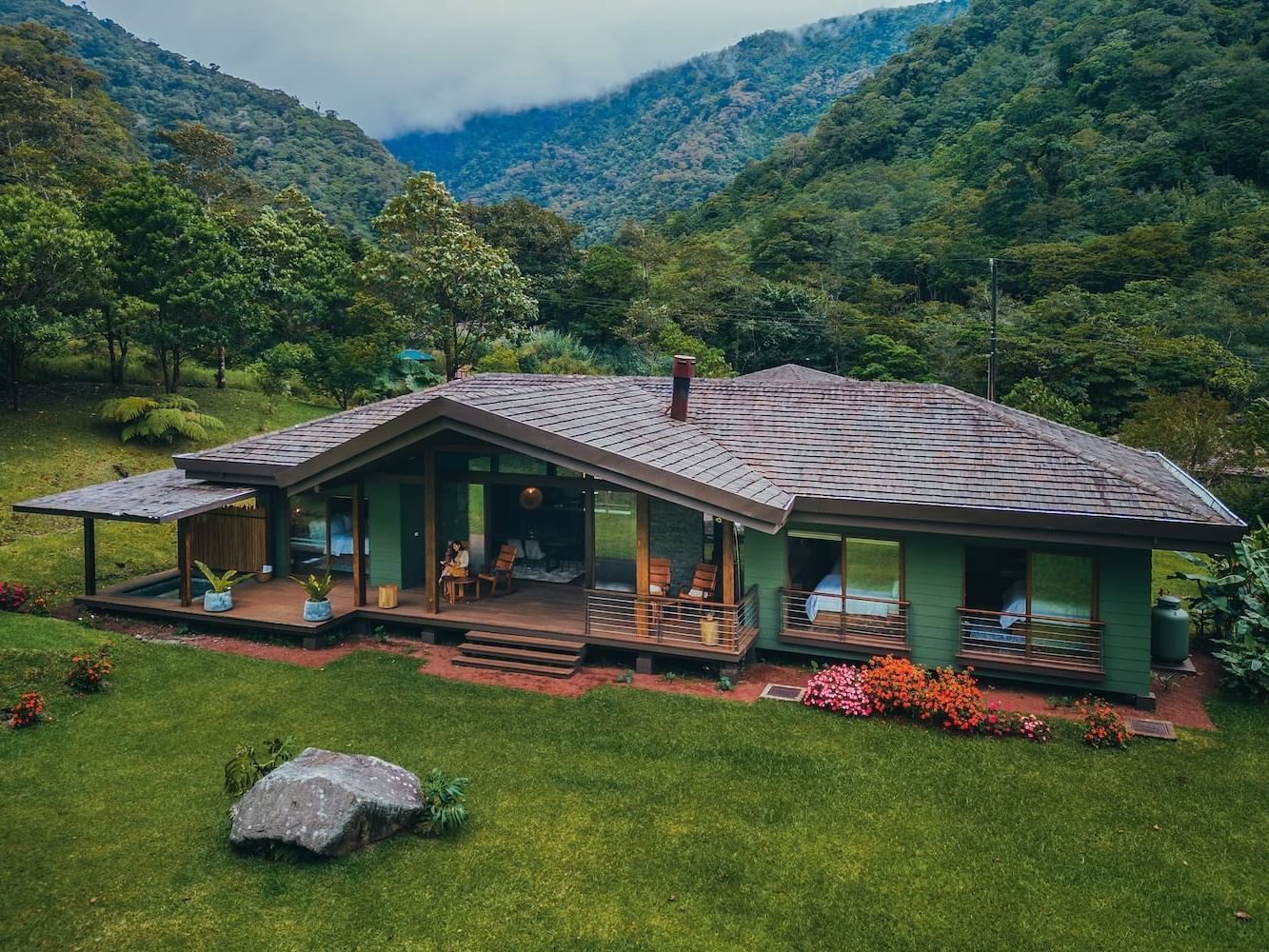 El Silencio Lodge & Spa, backstory