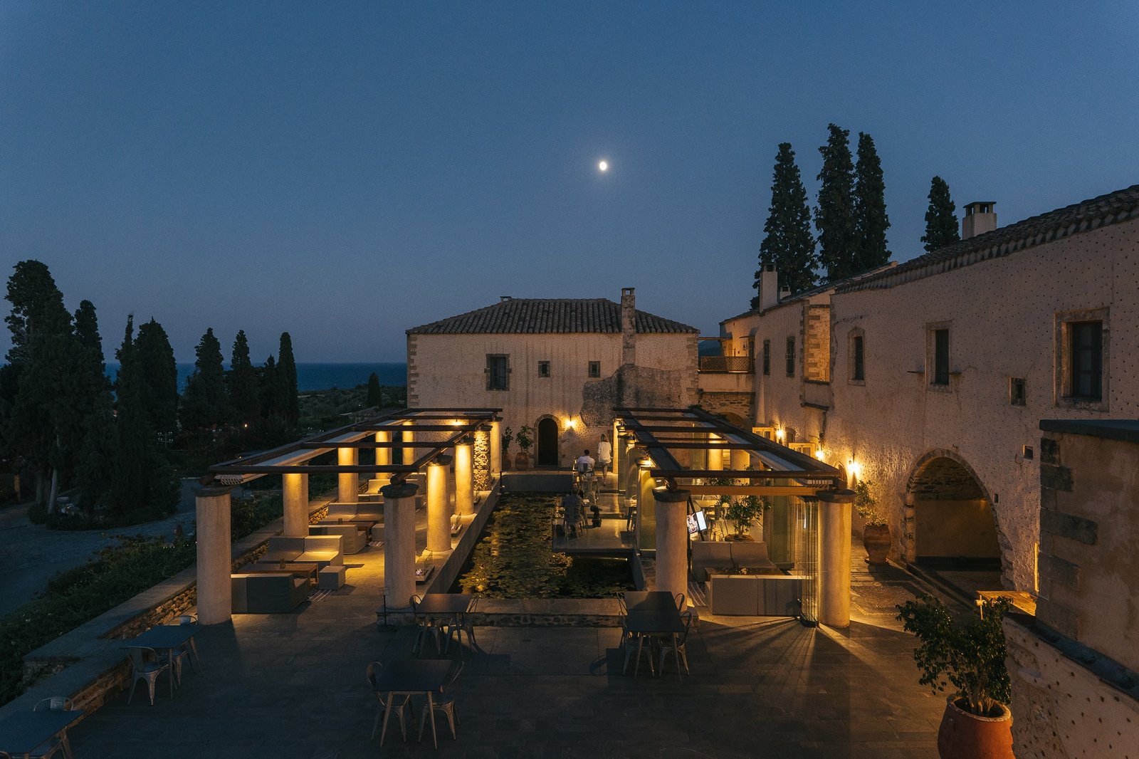 Kinsterna Hotel, sterna restaurant