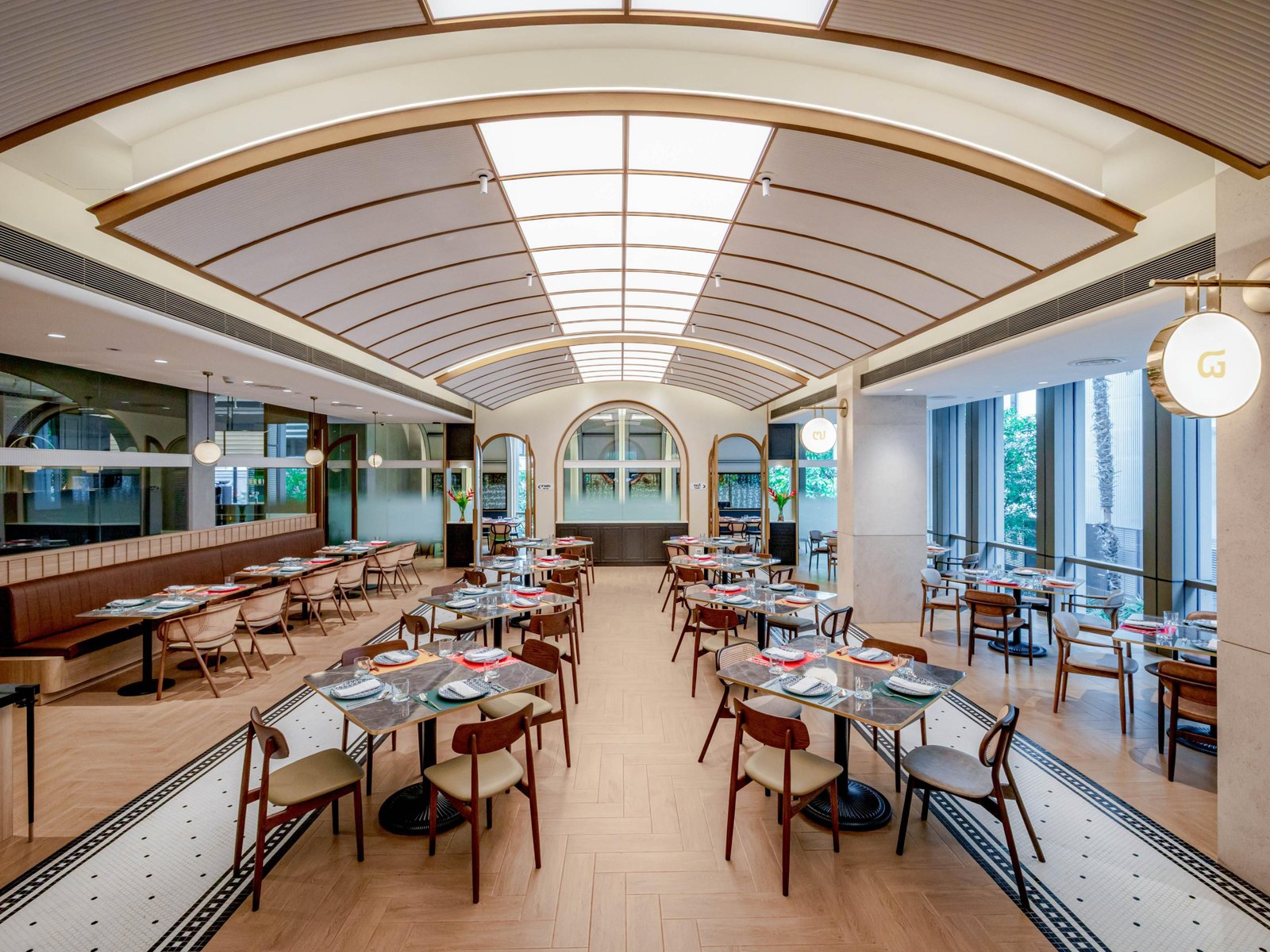 Sindhorn Midtown Hotel Bangkok, Vignette Collection, at the table