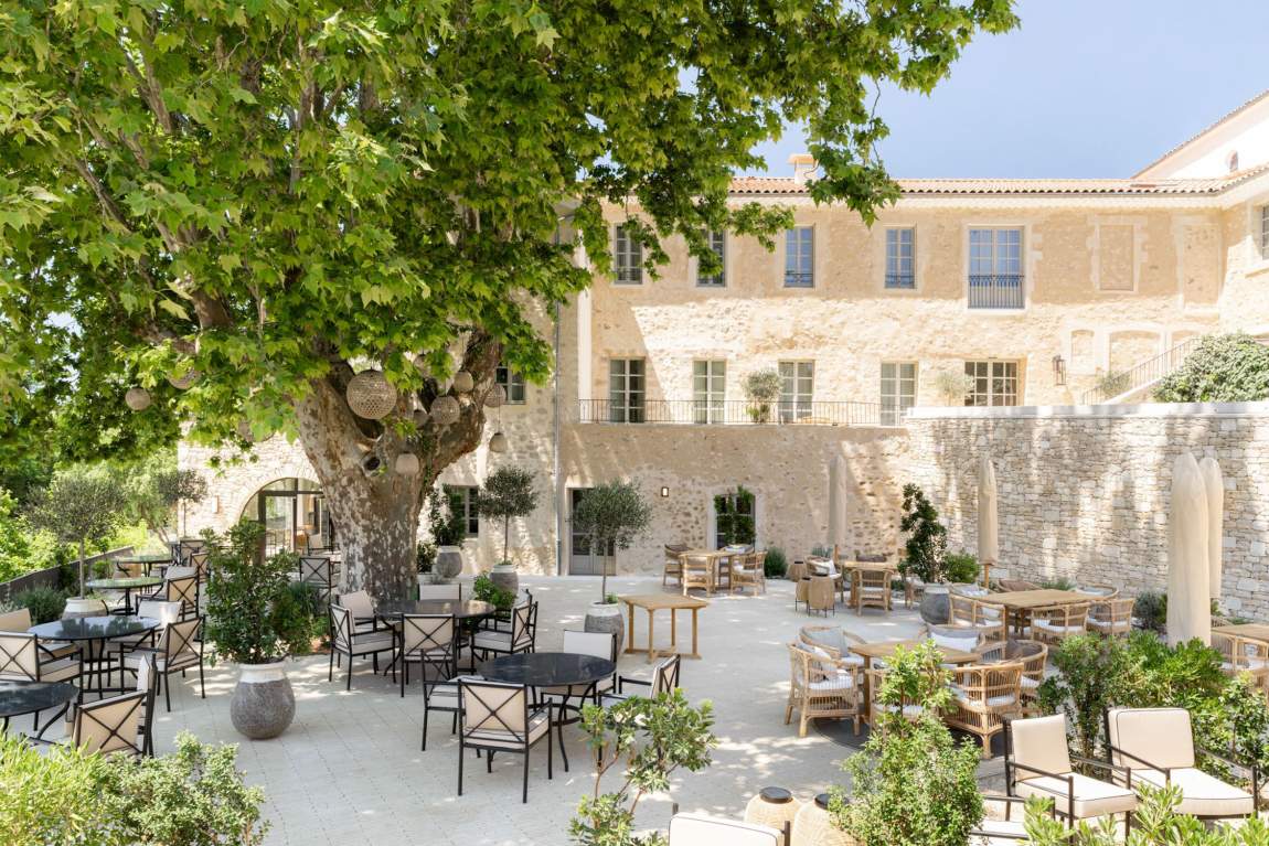 Le Couvent des Minimes, at the table