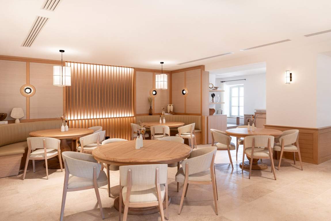 Le Couvent des Minimes, at the table