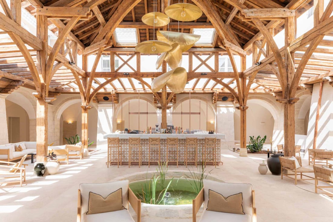 Le Couvent des Minimes, at the table