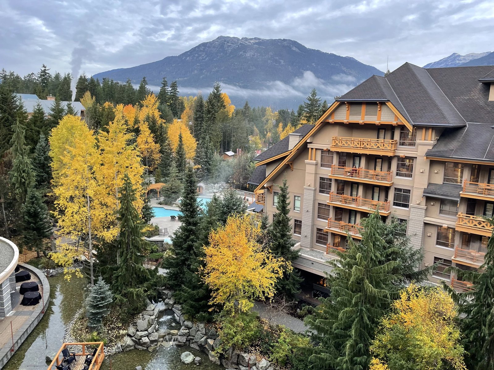 Four Seasons Resort Whistler, vibe