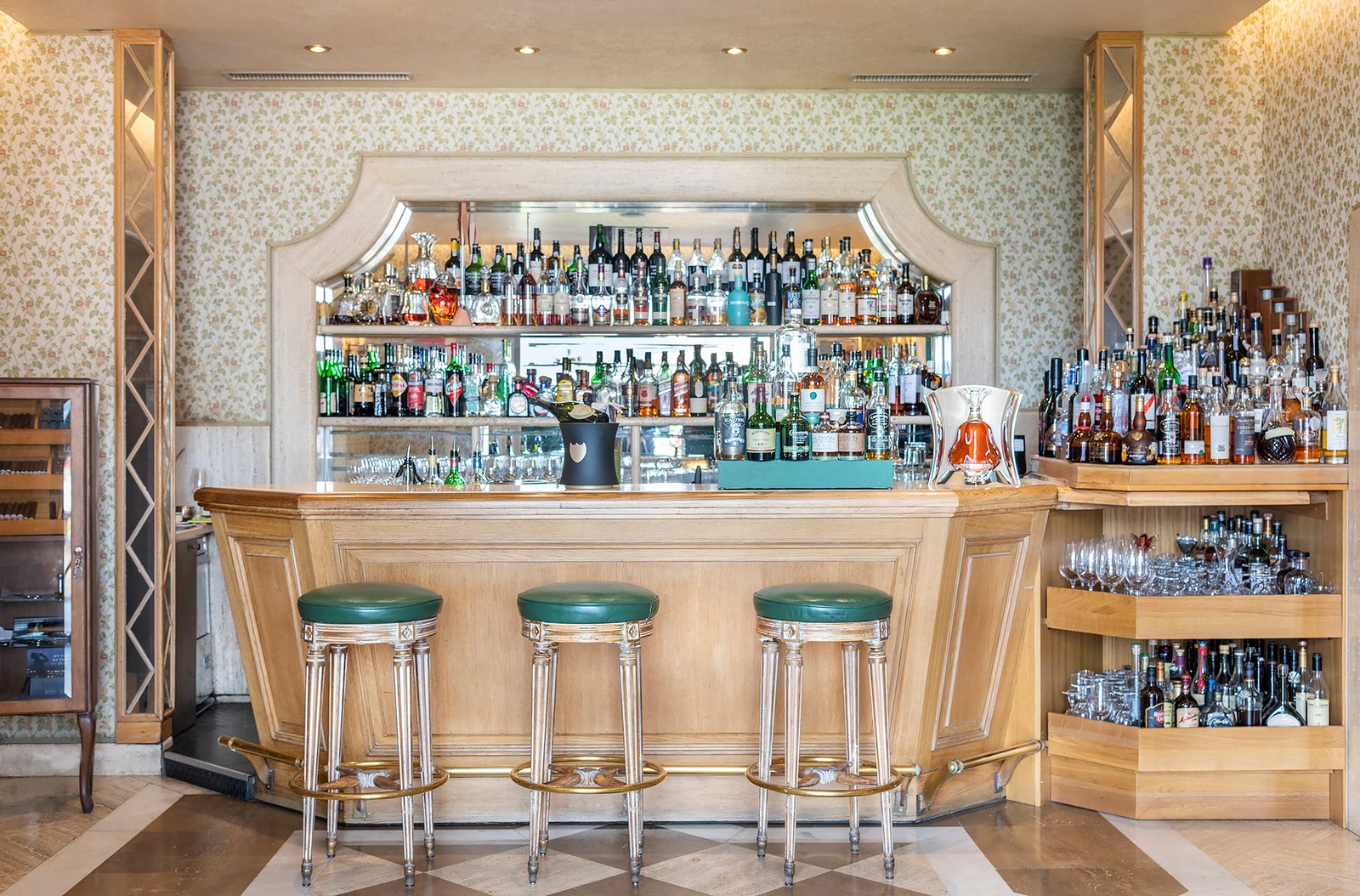 Villa Principe Leopoldo, at the table
