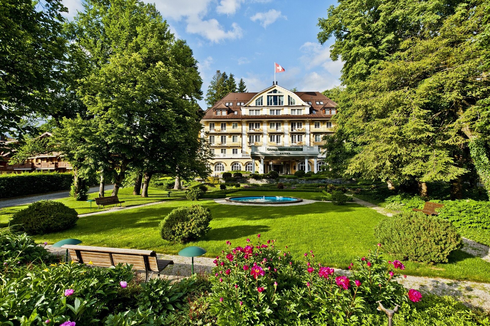 Le Grand Bellevue, backstory