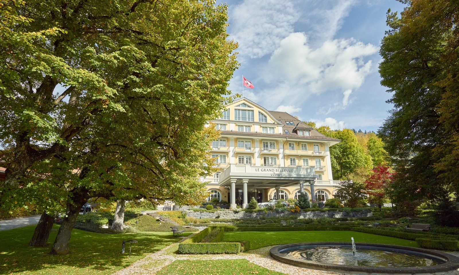 Le Grand Bellevue, backstory