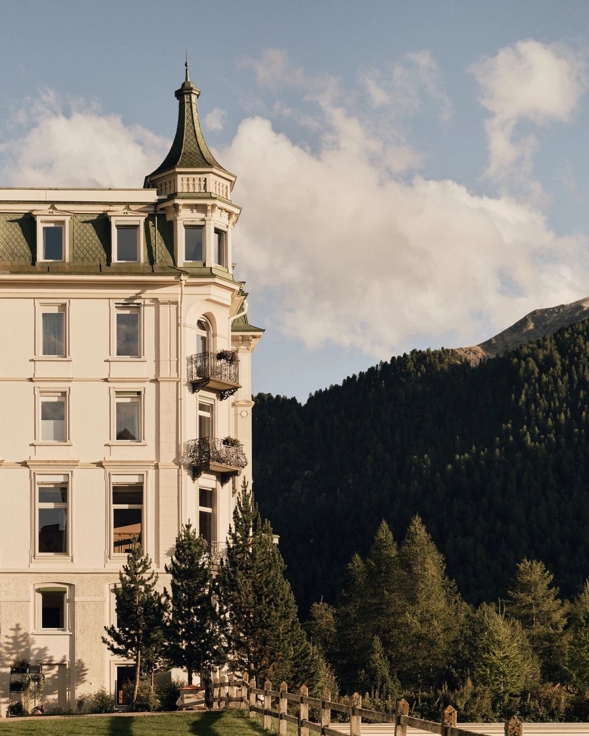 Grand Hotel Kronenhof Pontresina, backstory
