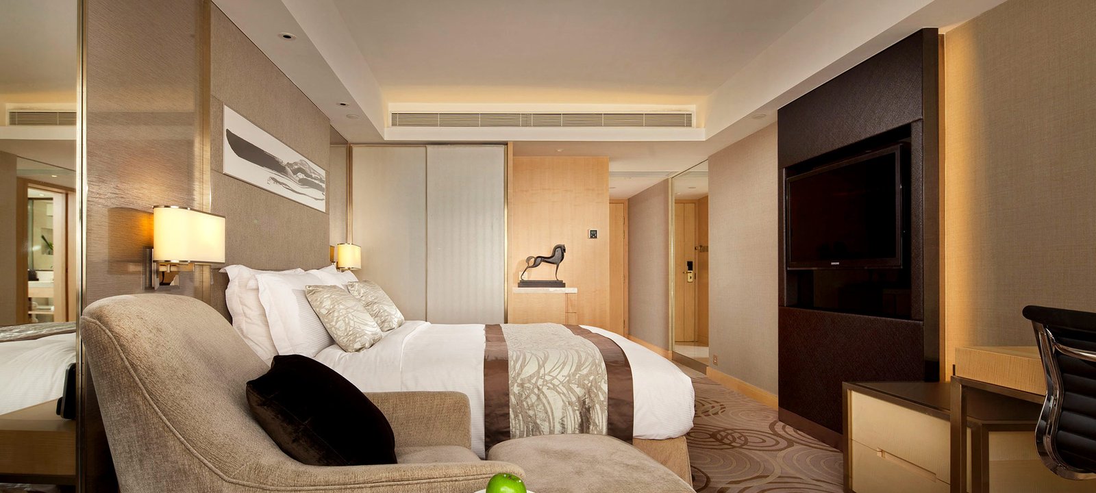 The Royal Garden Hotel — vibe