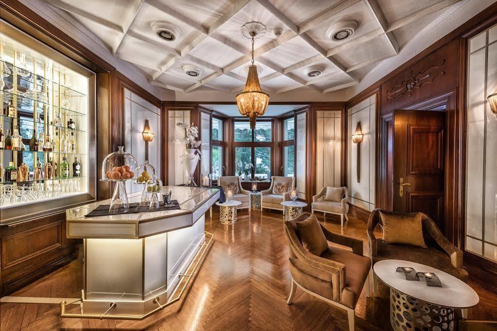 Villa Eden, at the table