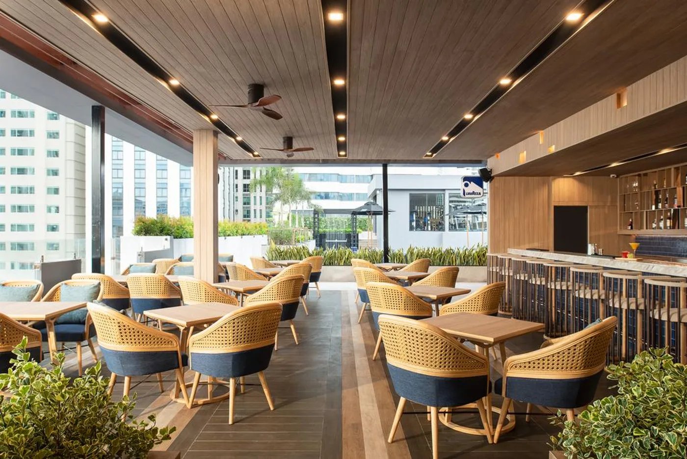 Eleven Hotel Bangkok Sukhumvit 11, thai me up restaurant & bar