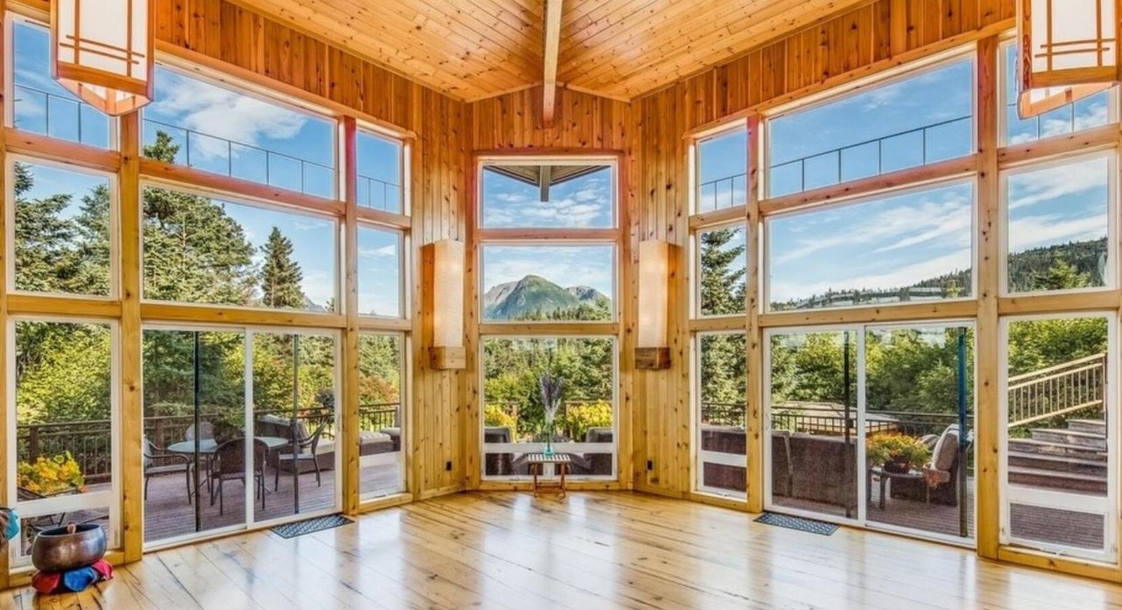 Stillpoint Lodge, yoga and fitness yurt